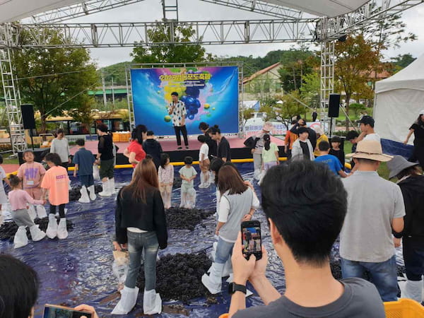 영동포도축제 포도밟기 체험